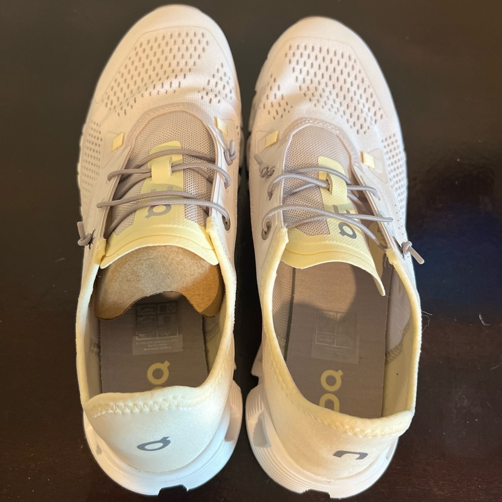 Beautiful New On Cloud 5  Coast Shoe Sand/Ray Colors / US Size W9